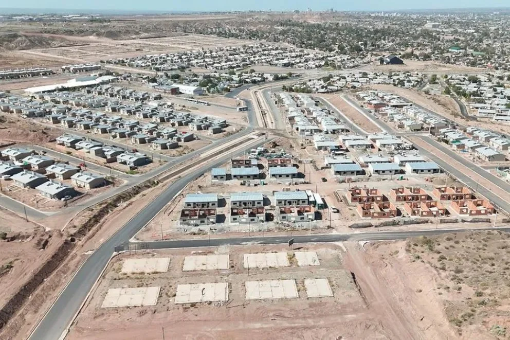 Las viviendas forman parte del plan Neuquén Habita. El llamado a licitación incluye la ejecución de infraestructura y conexiones domiciliarias. Foto: Neuquén Informa.