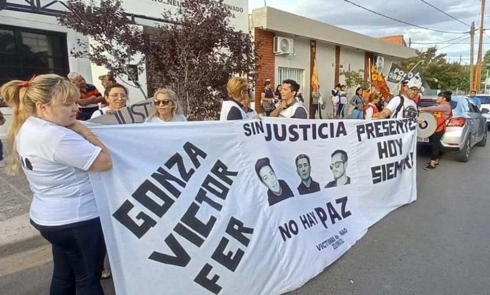 Las familias piden justicia por las tres víctimas fatales.