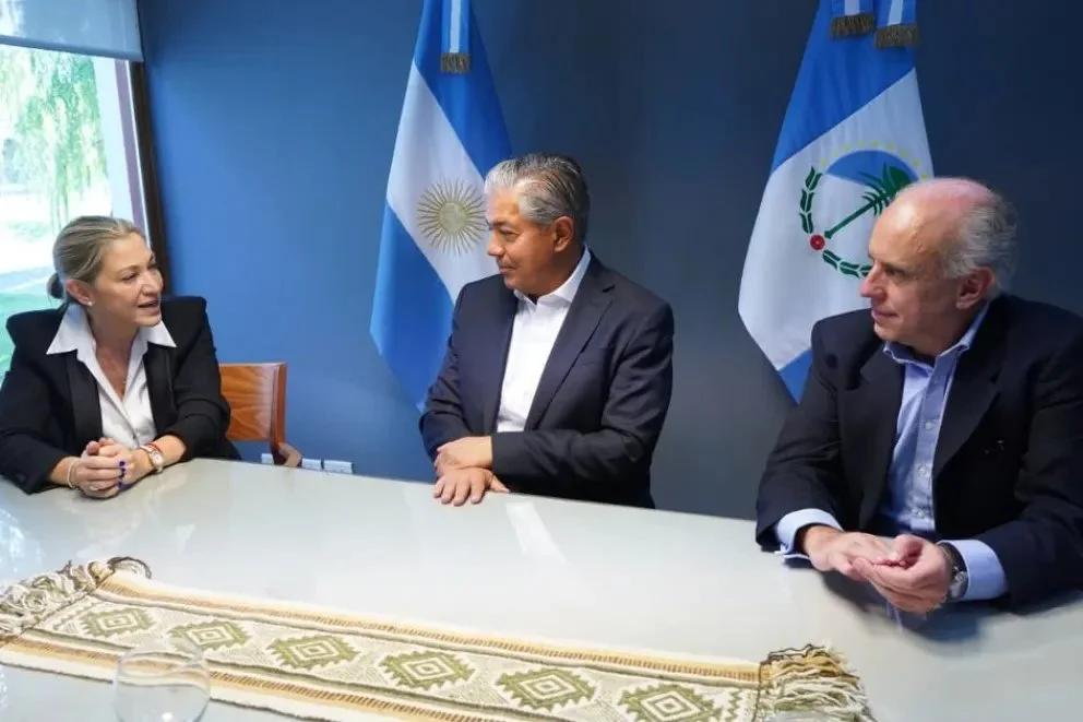A partir de dos convenios firmados entre el gobernador Rolando Figueroa y el IAPG, GeoPark sumará 250 mil dólares al plan de becas y Shell renovará su acompañamiento a Emplea Neuquén con un aporte de más de 150 mil dólares. Foto: Neuquén Informa

