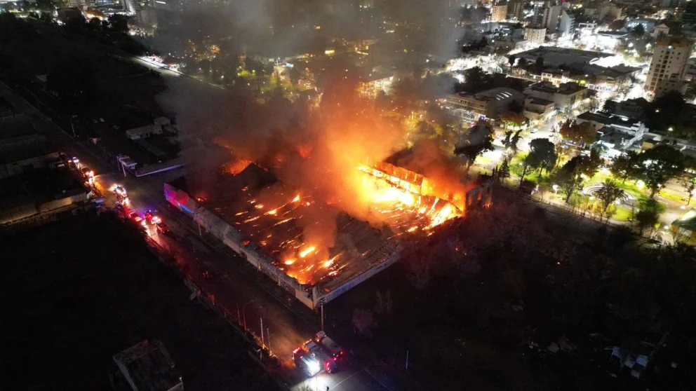 El dramático incendio en el depósito de La Anónima.