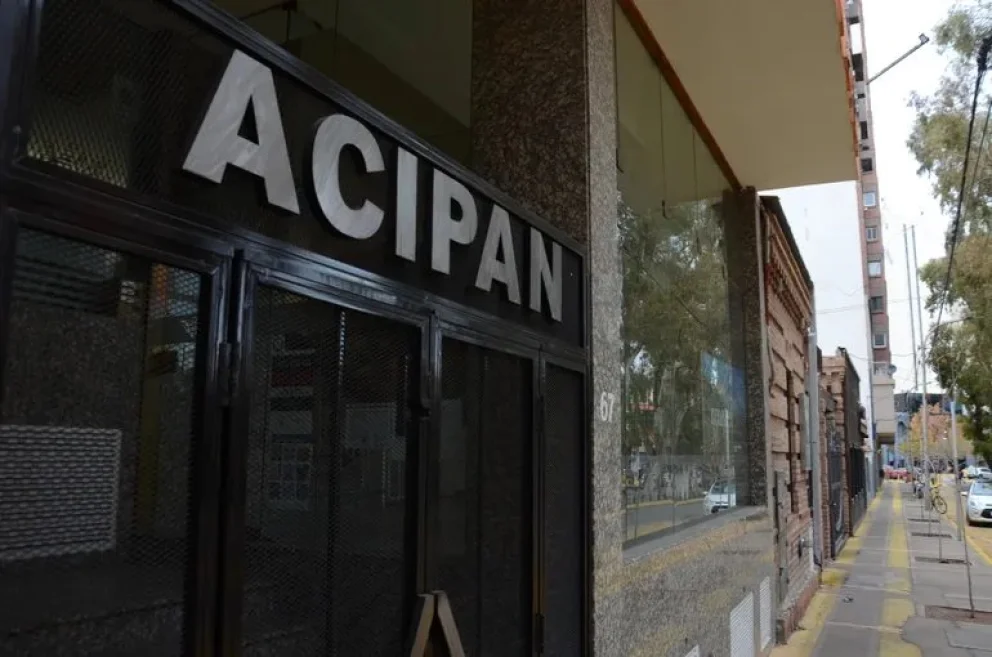 El comercio enfrenta competencia de plataformas internacionales y ventas online.