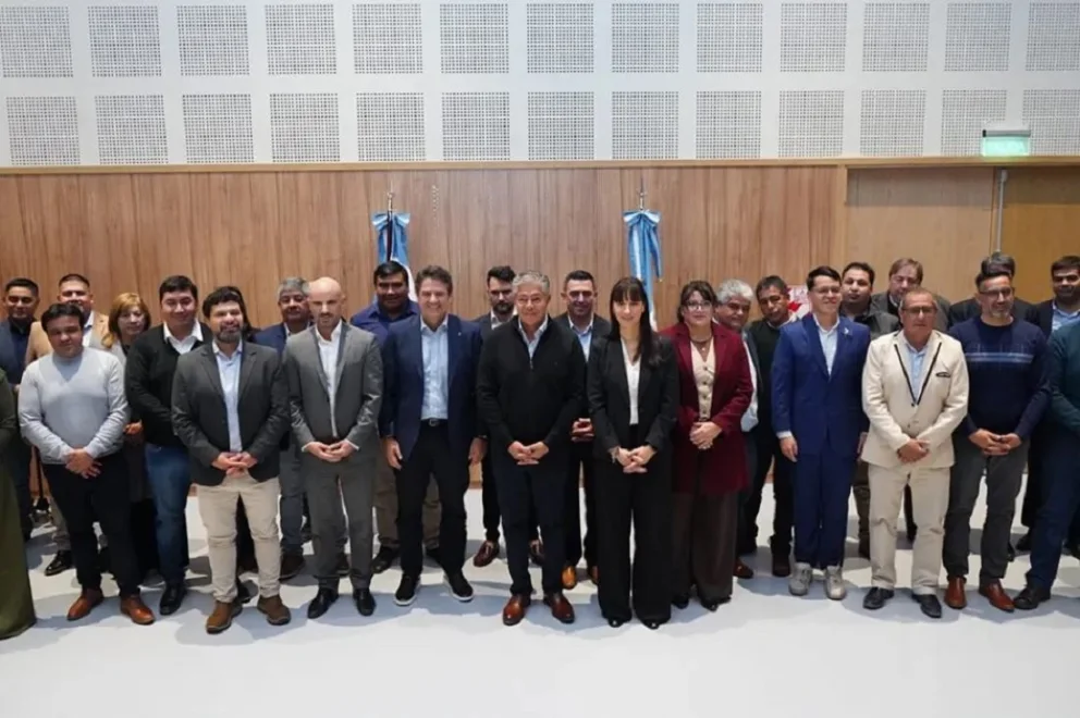 El gobernador Rolando Figueroa firmó junto a intendentes de la provincia del Neuquén el Plan Integral de Escrituración. Foto: Neuquén Informa