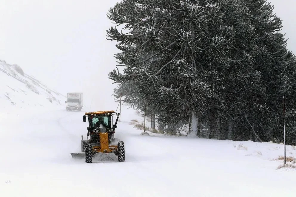 El gobierno acelera trabajos en medio del temporal que afecta a toda la provincia. Foto: Neuquén Informa. 