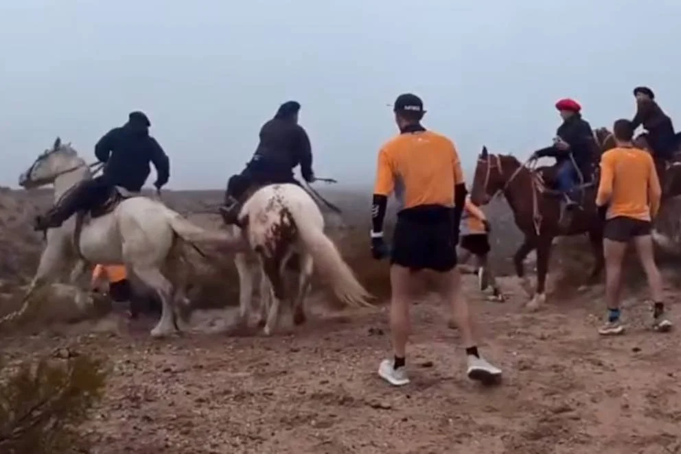 Los hombres a caballo atacaron a los corredores.
