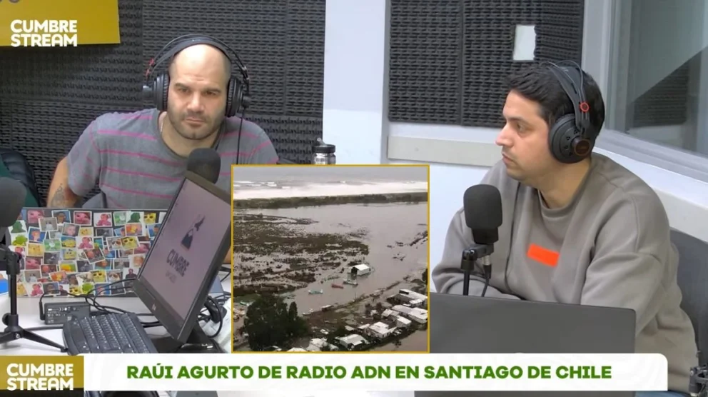 Comunicación directa desde Santiago de Chile en el programa "Más vale tarde", de AM Cumbre 1400. Foto: captura de video Cumbre Stream