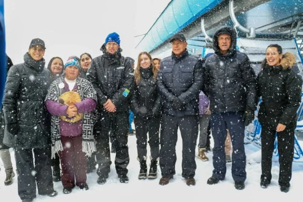 Una intensa nevada se asoció a la inauguración de un nuevo medio de elevación en el complejo de esquí Chapelco, en Neuquén. Foto: Neuquén Informa
