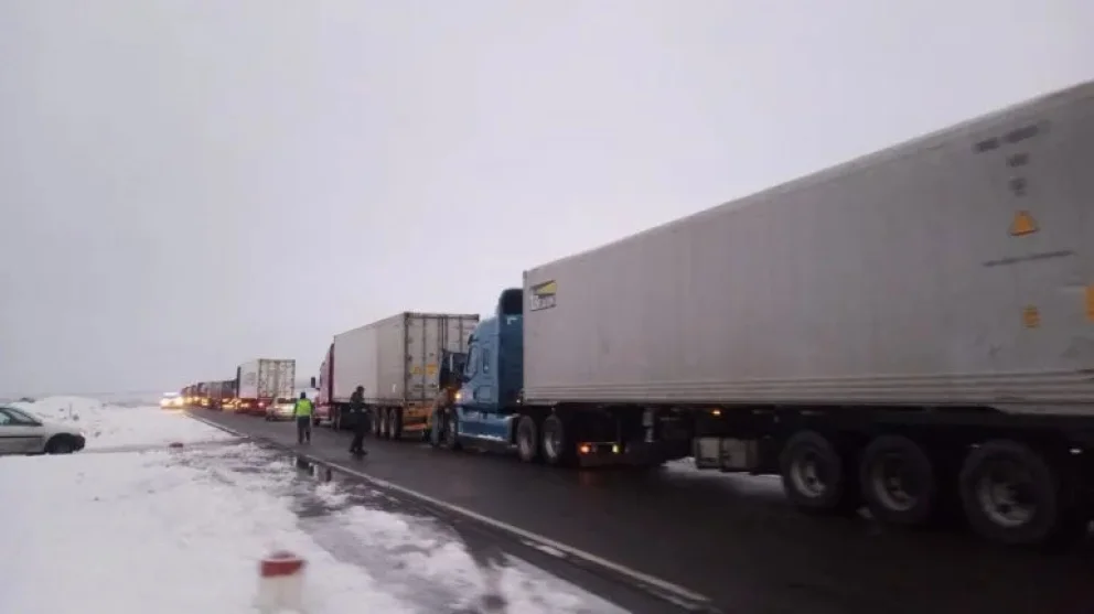 Los camiones varados en Pino Hachado.