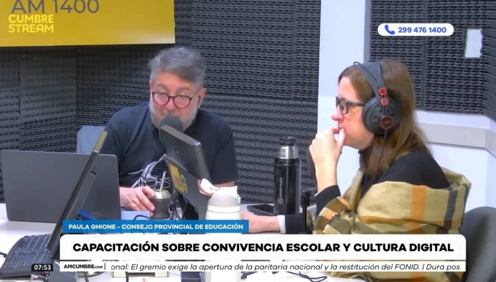 Paula Ghione, asesora de coordinación de niveles y modalidades del Consejo Provincial de Educación del Neuquén, fue entrevistada en el programa “Nada sucede dos veces”, por AM Cumbre 1400. Foto: captura de video Cumbre Stream