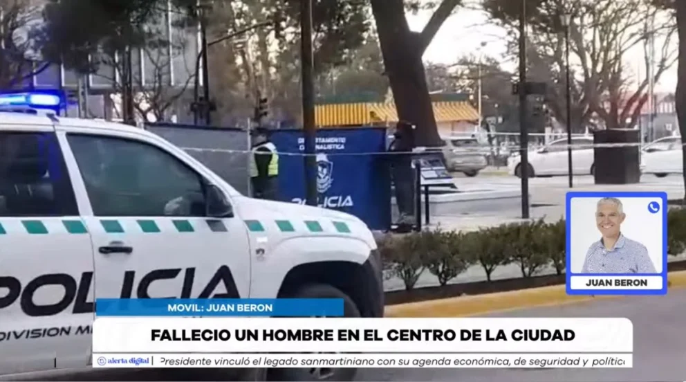 Aún no se dio a conocer la identidad del hombre que se descompensó en la plazoleta ubicada frente a la casa matriz del BPN. Foto: captura de video Cumbre Stream
