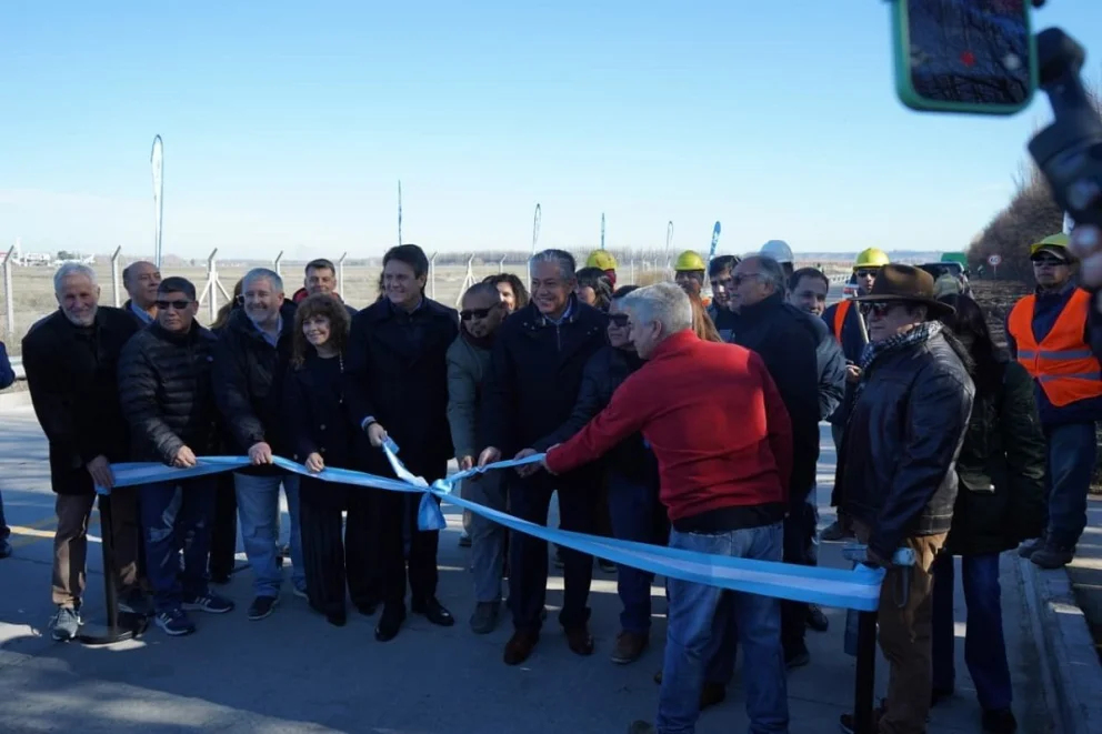 La obra comprende 3.000 metros lineales de pavimentación, con una avenida troncal de cuatro carriles y 12 metros de ancho. Foto: X