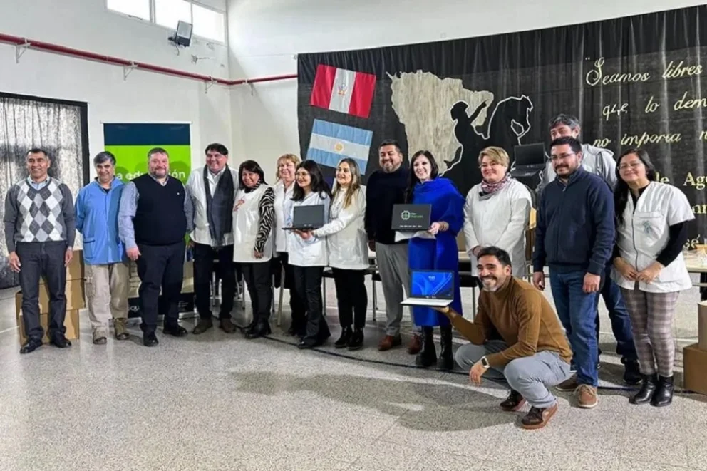 La ministra de Educación, Soledad Martínez, encabeza una de las entregas del equipamiento tecnológico a las escuelas neuquinas. Foto: Neuquén Informa