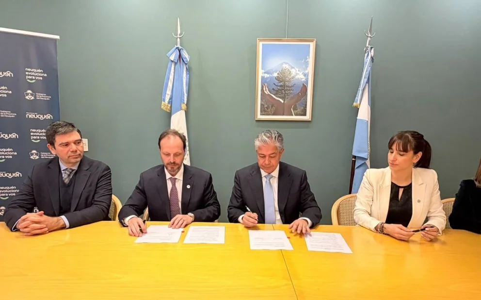 La firma se realizó entre el gobernador Rolando Figueroa, el director general de Total Austral y Country Chair de TotalEnergies en Argentina Sergio Mengoni, y los ministros Gustavo Medele y  Leticia Esteves. Foto: Neuquén Informa