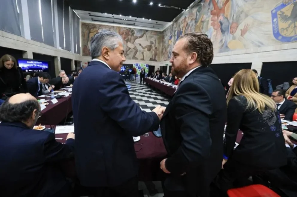 El gobernador neuquino junto a su par de la región del Biobío cerraron el encuentro bilateral realizado en Valdivia, Chile. Foto: Neuquén Informa