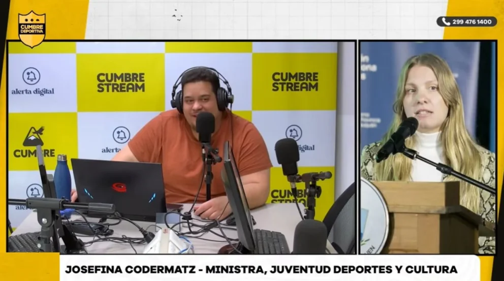 La ministra de Juventud, Cultura y Deportes, Josefina Codermatz, fue entrevistada por el periodista Alejo Villagra en el programa Cumbre Deportiva, por AM Cumbre 1400. Foto: Cumbre Stream