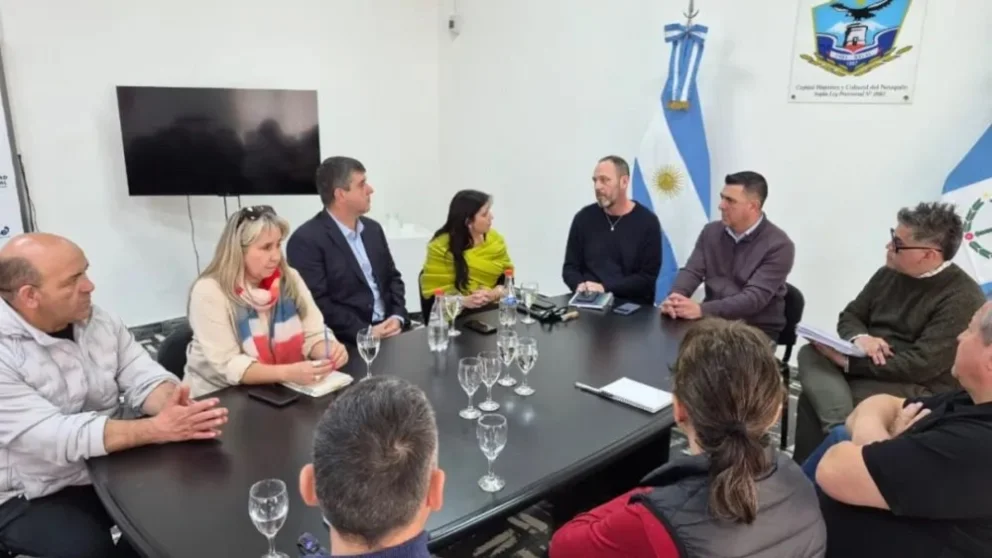 Las autoridades se reunieron en la municipalidad de Chos Malal. Ya hay 500 estudiantes universitarios en el Alto Neuquén. Foto: Neuquén Informa