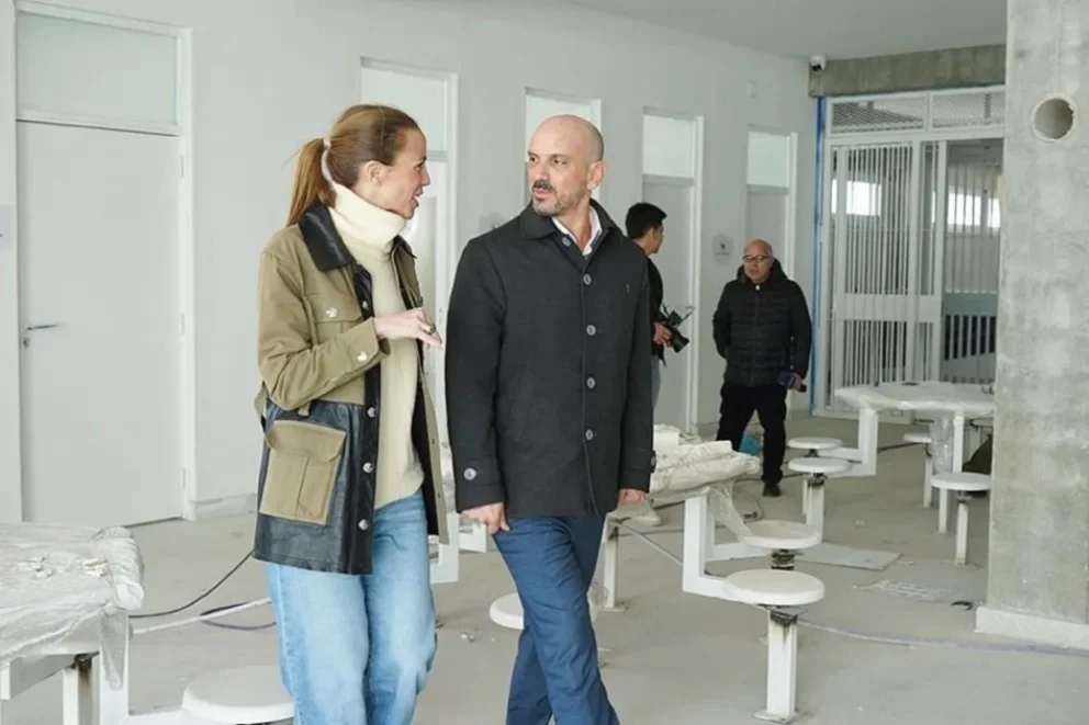 El ministro Jefe de Gabinete, Juan Luis Ousset y la ministra de Infraestructura, Tanya Bertoldi recorrieron la obra del nuevo pabellón de máxima seguridad de la Unidad de Detención N° 11. Foto: Neuquén Informa