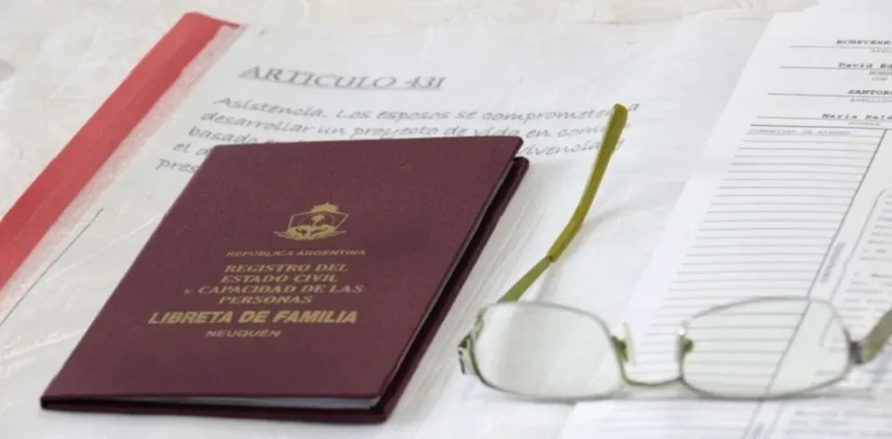 El tradicional documento en forma física se irá reemplazando progresivamente a partir de este año. Foto: archivo
