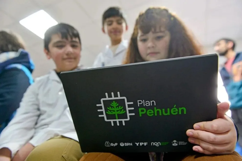 El objetivo de la iniciativa del gobierno provincial es lograr la conectividad de alumnos de 300 establecimiento educativos de ciudades y zonas rurales. Foto: Neuquén Informa.