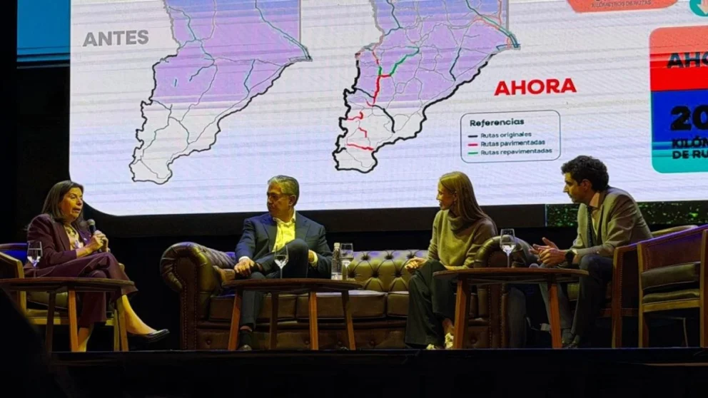 El gobernador neuquino, acompañado por la ministra de Infraestructura, Tanya Bertoldi, presentó el Plan Vial en un congreso en Mendoza. Foto: Neuquén Informa