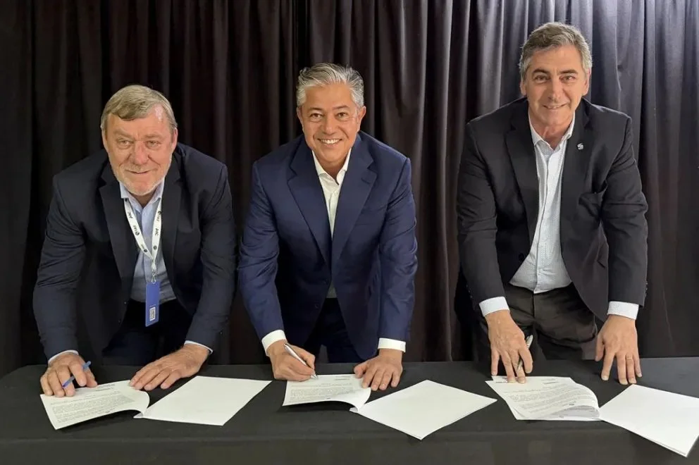 El gobernador Figueroa firmó el convenio con el administrador general de Vialidad Nacional, Marcelo Campoy y también participó el titular de Vialidad provincial, José Dutsch. Foto: Neuquén Informa