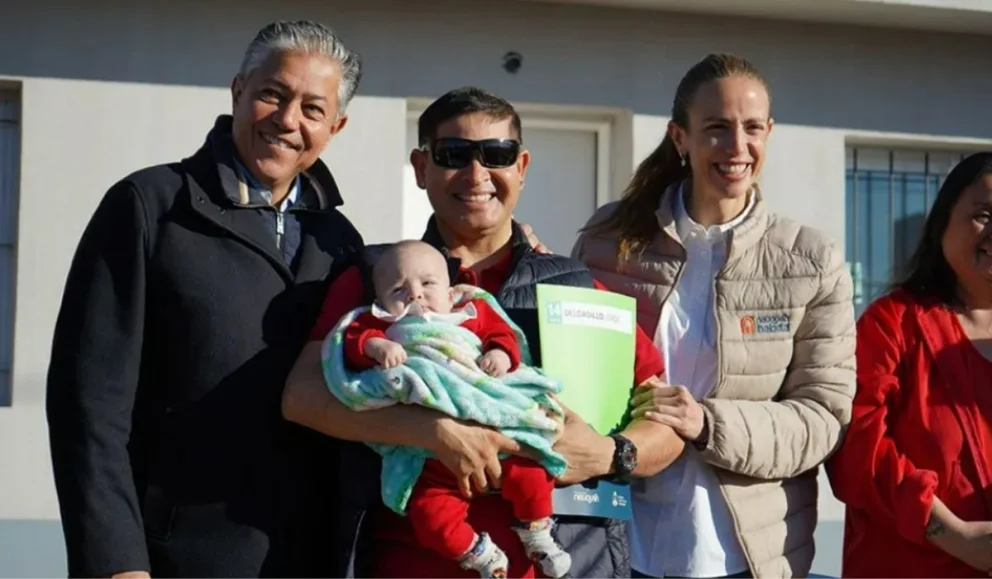 El gobernador Rolando Figueroa junto a la ministra de Infraestructura, Tanya Bertoldi, en la entrega de viviendas en el barrio Z1. Foto: Prensa Provincia