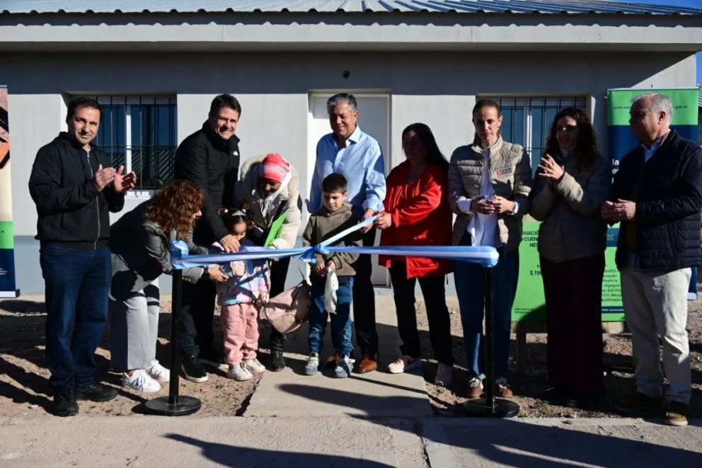 El gobernador, junto a funcionarios provinciales, el intendente Mariano Gaido y legisladores, encabezó la entrega de viviendas del plan Neuquén Habita. Foto: Neuquén Informa