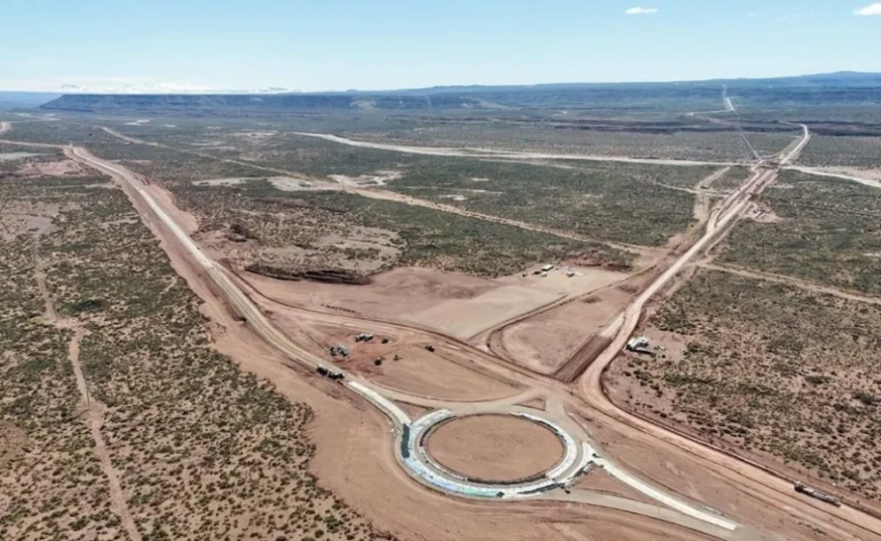 La rotonda de las rutas provinciales 7 y 5, que forma parte de la obra de pavimentación del primer tramo de Cortaderas, sumada al nuevo puente sobre el arroyo Carranza están en plena ejecución. Foto: Neuquén Informa