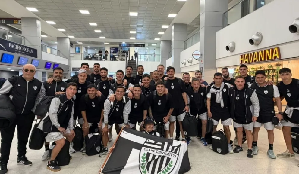 El plantel de Cipolletti se despedía de los hinchas en el aeropuerto antes de su viaje a Salta, donde logró un triunfo clave. Foto: Gentileza