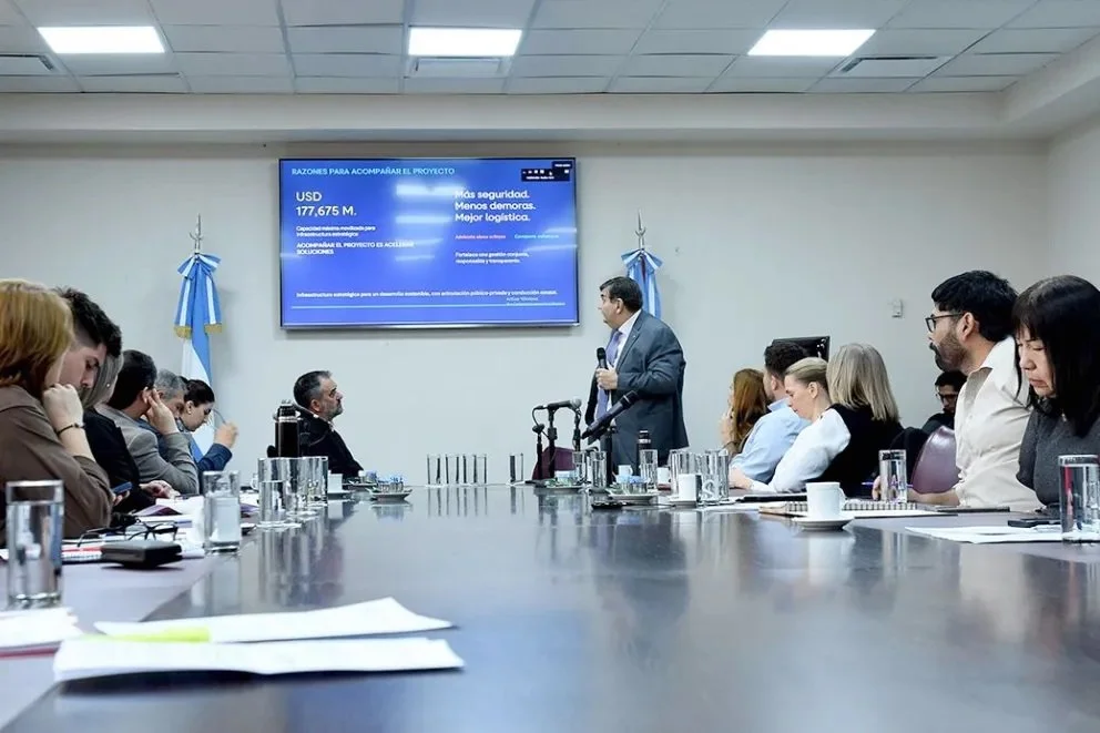 Funcionarios provinciales expusieron en la Comisión de Hidrocarburos el proyecto de pavimentación acordado con las operadoras de Vaca Muerta. Foto: Neuquén Informa