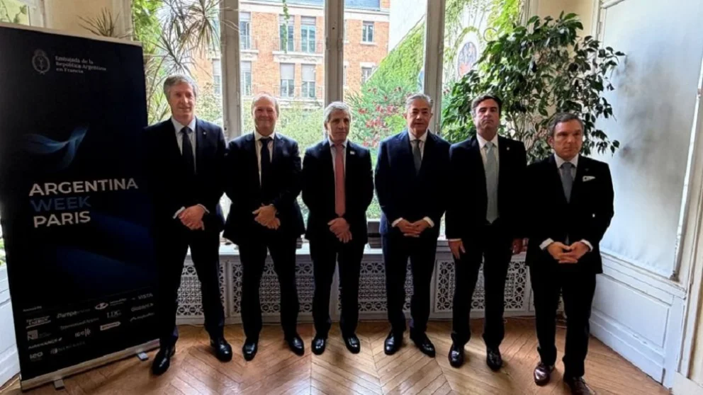 El gobernador neuquino, el ministro de Economía de la Nación, funcionarios y representantes de las empresas informaron del acuerdo en París. Foto: X
