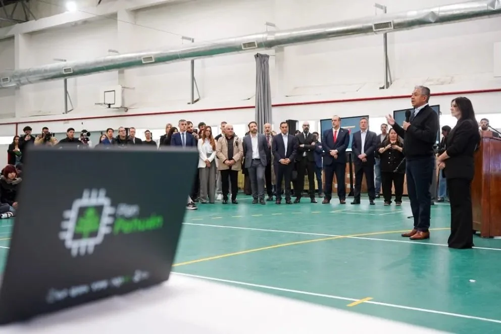 El acto de entrega del equipamiento tecnológico estuvo encabezado por el gobernador Rolando Figueroa. Foto: Neuquén Informa