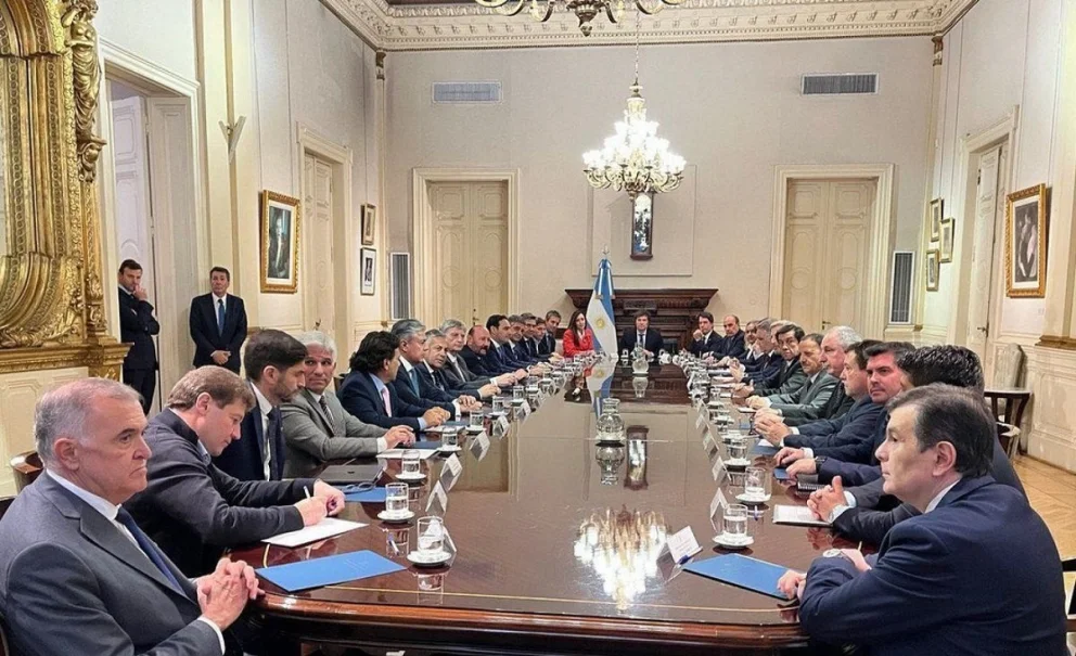 Desde la primera reunión de Milei con gobernadores en diciembre de 2023 (foto) se consolidó un ajuste nacional que sólo superó Neuquén. Foto: archivo Presidencia de la Nación