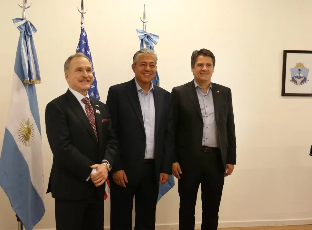 El gobernador neuquino recibió junto a Mariano Gaido al embajador Peter Lamelas en el marco de la AOG 2027 que se lleva a cabo en Neuquén. Foto: Neuquén Informa