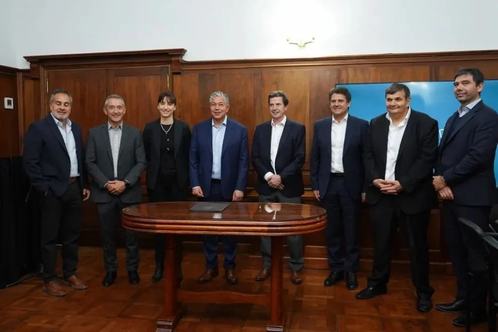 El gobernador Rolando Figueroa recibió los proyectos presentados por las 11 operadoras de Vaca Muerta. Foto: Neuquén Informa