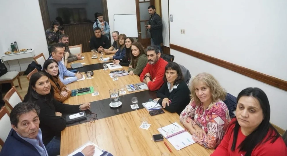 El primer encuentro paritario se llevó a cabo ayer jueves a partir de las 18 en la Casa de Gobierno del Neuquén. Foto: ATEN