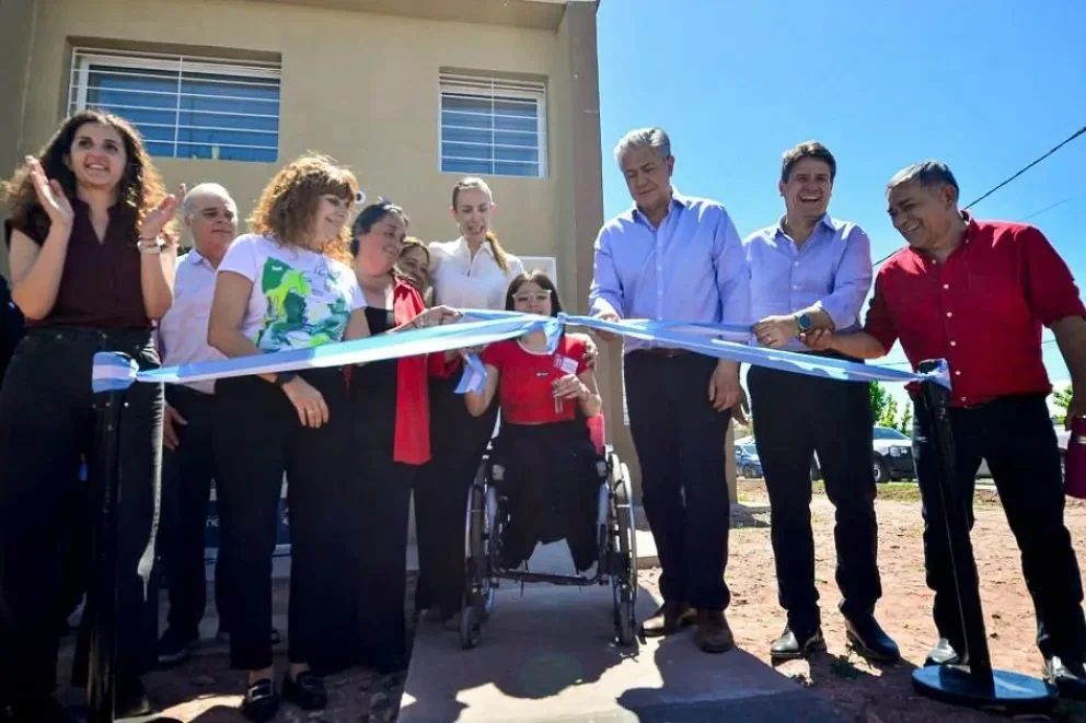 Además de la entrega de viviendas, se recordó la licitación de 158 nuevas casas en este mismo sector de Cuenca XV Intermedia. Foto: Neuquén Informa